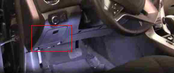 lokalizacja skrzynki bezpieczników w kabinie pasażerskiej Chevroleta Cruze