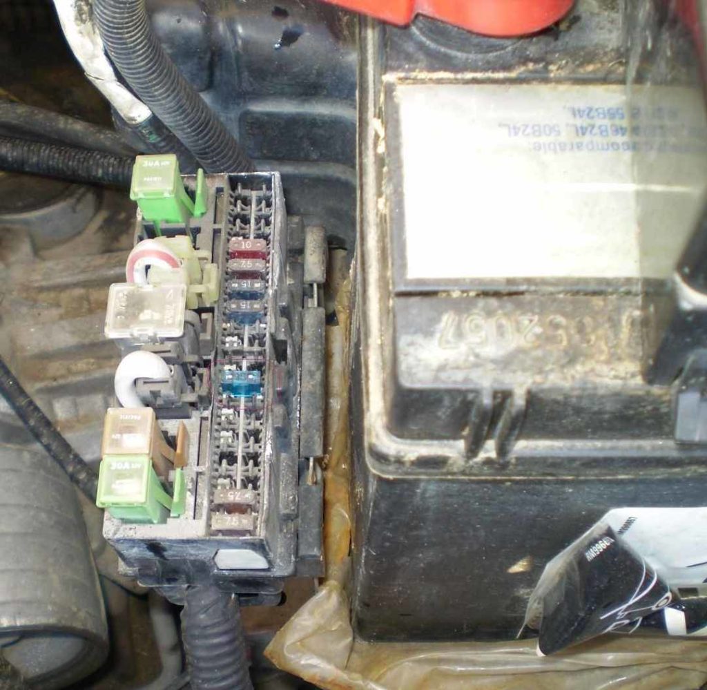 Blok Nissan Pulsar pod maską