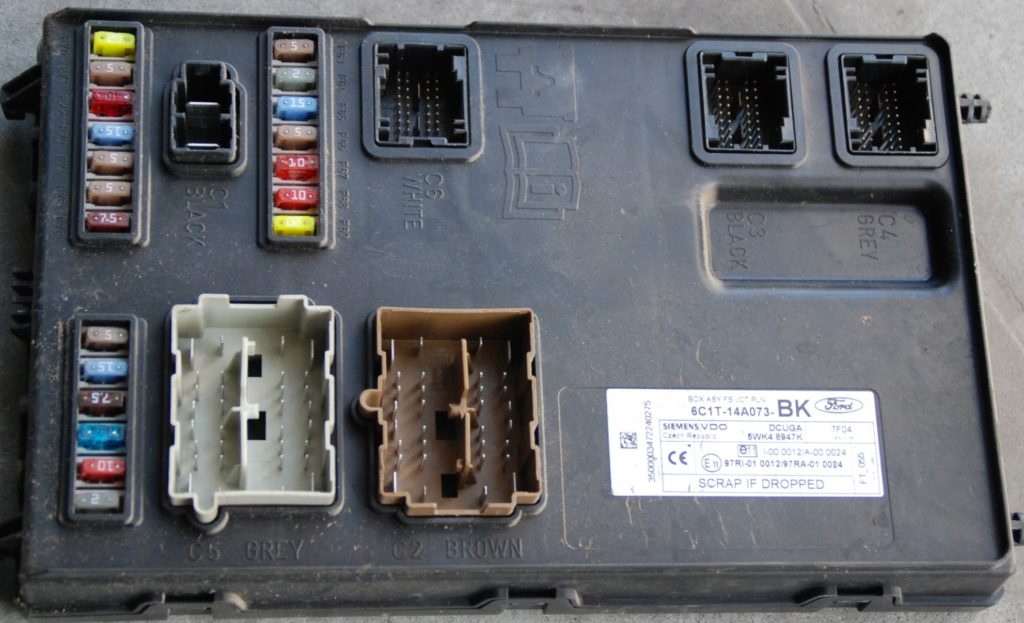 Zdjęcie skrzynki bezpieczników w kabinie pasażerskiej Ford Transit 7
