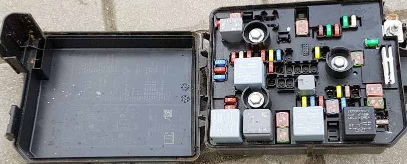 Zdjęcie bloku pod maską Opla Mokki
